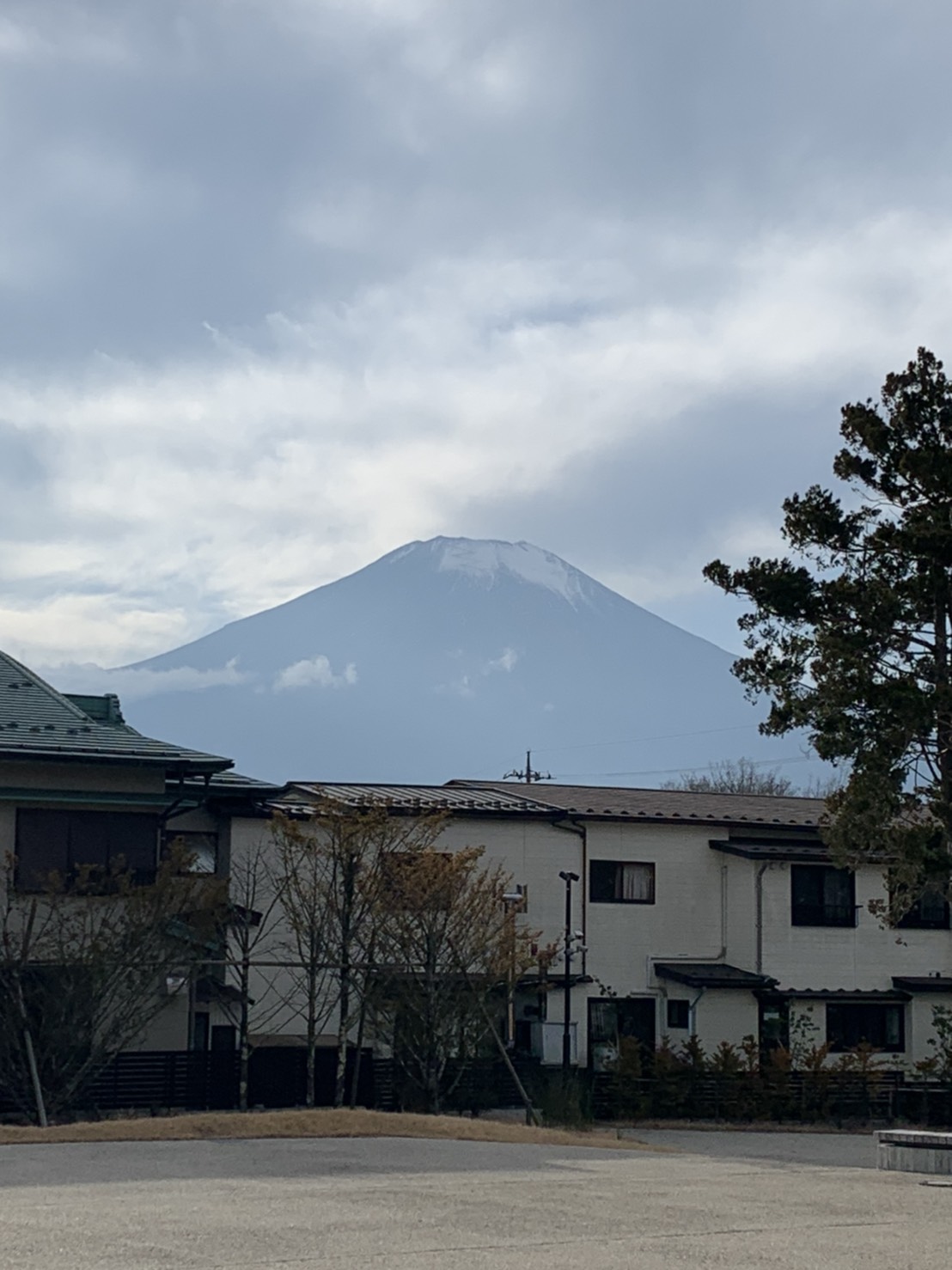 今回は山梨県山名湖に　民宿外壁内装工事の打ち合わせ‼️現場から見える富士山〜🏔‼️大阪から車で6時間かなり遠かったです‼️笑笑　現場からの富士山🏔凄く綺麗でした‼️